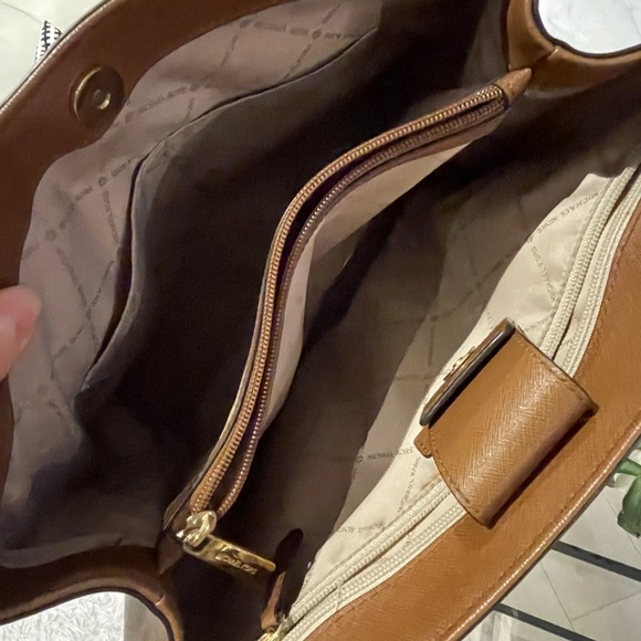 Michael kors purse - Picture 3 of 3